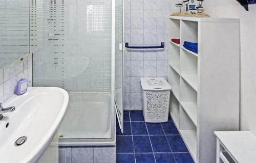 y baño blanco con lavabo y ducha. en Amazing Home In Dierhagen ostseebad With Wifi en Neuhaus