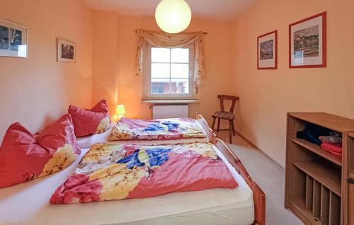 Un pat sau paturi într-o cameră la Lovely Apartment In Mhl Rosin With Kitchen