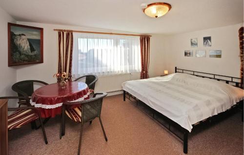1 dormitorio con cama, mesa y ventana en 1 Bedroom Gorgeous Apartment In Patzig Auf Rgen, en Patzig