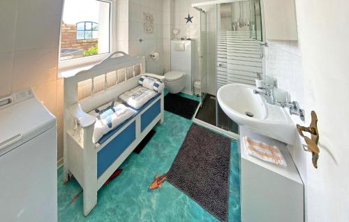 a bathroom with a bunk bed and a sink at Beautiful Apartment In Meesiger With Kitchen in Meesiger