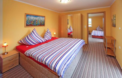 - une chambre d'hôtel avec un grand lit dans l'établissement Amazing Home In Zinnowitz seebad With Kitchen, à Zinnowitz