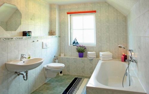 y baño con lavabo, bañera y aseo. en Amazing Home In Verchen With Kitchen, en Verchen