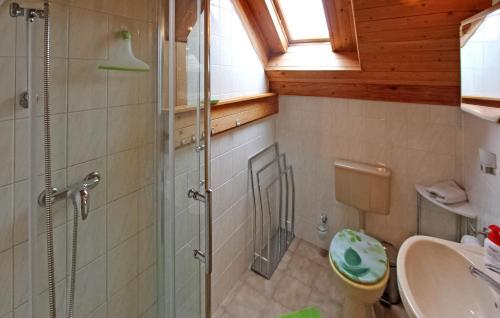 y baño con ducha, aseo y lavamanos. en 1 Bedroom Lovely Apartment In Knigs Wusterhausen Ot, en Kablow