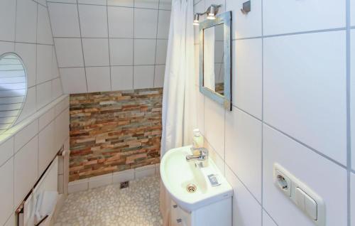 y baño con lavabo y espejo. en Amazing Home In Zettemin Ot Rtzenfeld With Kitchen, en Varchentin