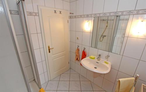 Vonios kambarys apgyvendinimo įstaigoje Gorgeous Apartment In Wesenberg Ot Strasen With Lake View