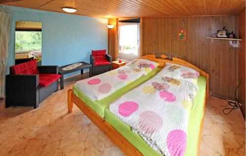 een slaapkamer met een groot bed in een kamer bij 1 Bedroom Stunning Home In Waren mritz in Kölpinsee