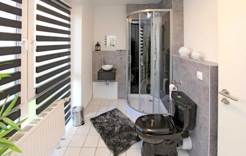 ein Bad mit einem WC und einer Glasdusche in der Unterkunft Amazing Apartment In Neubrandenburg With Wifi in Neubrandenburg