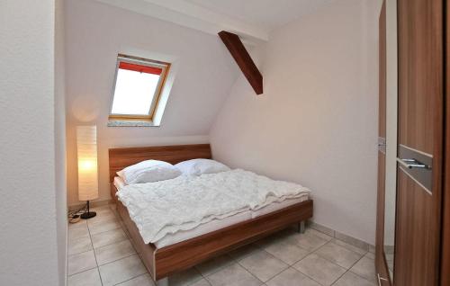 Postel nebo postele na pokoji v ubytování 1 Bedroom Gorgeous Apartment In Kemnitz-neuendorf