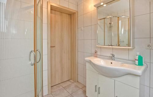 Koupelna v ubytování 1 Bedroom Gorgeous Apartment In Kemnitz-neuendorf