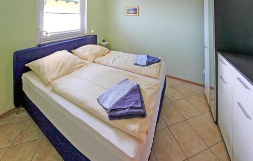 una piccola camera con due letti con asciugamani di Lovely Apartment In Zempin seebad With Kitchen a Zinnowitz