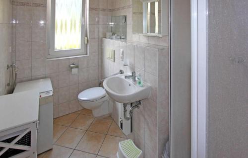 bagno con servizi igienici e lavandino di Lovely Apartment In Zempin seebad With Kitchen a Zinnowitz