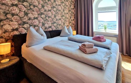 2 Betten in einem Hotelzimmer mit Handtüchern darauf in der Unterkunft Nice Apartment In Waren mritz With Kitchen in Waren (Müritz)