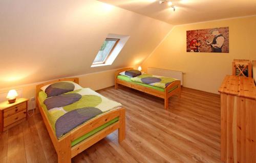a bedroom with two beds in a room at Lovely Apartment In Userin With Kitchen in Userin
