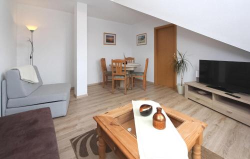 un salon avec un canapé et une table dans l'établissement Ferienwohnung Karlshagen, à Karlshagen