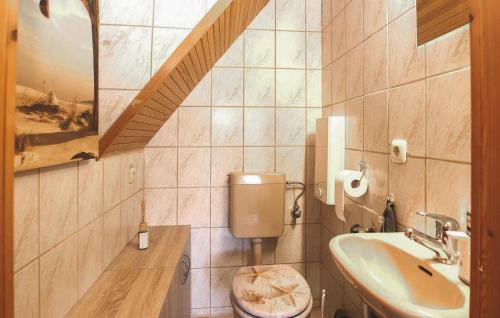 Vonios kambarys apgyvendinimo įstaigoje 1 Bedroom Pet Friendly Home In Mllenhagen