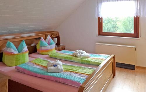 2 Betten mit Kissen auf einem Zimmer in der Unterkunft Nice Apartment In Angermnde Ot Crussow With Wifi in Crussow