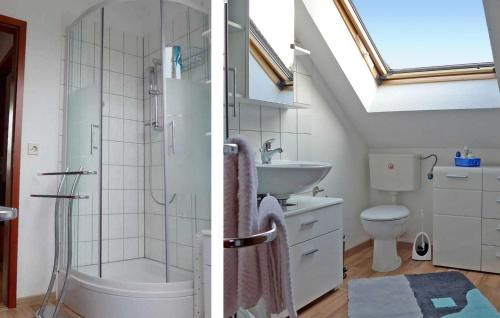 2 Bilder eines Badezimmers mit Dusche und Waschbecken in der Unterkunft Nice Apartment In Angermnde Ot Crussow With Wifi in Crussow