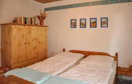 - une chambre avec un lit et une armoire en bois dans l'établissement 2 Bedroom Cozy Home In Wesenberg, à Wesenberg