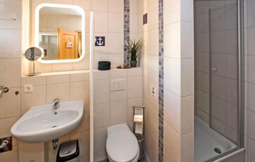 uma casa de banho com um lavatório, um WC e um chuveiro em 1 Bedroom Stunning Apartment In Graal-mritz ostseehe em Graal-Müritz
