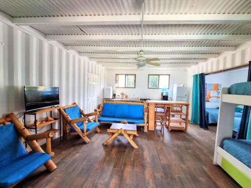 sala de estar con muebles azules y escritorio en Casa Bajo Congo, en Cacique