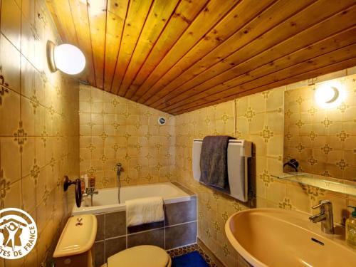 ein Badezimmer mit einer Badewanne, einem WC und einem Waschbecken in der Unterkunft Gîte Pommiers (Loire), 7 pièces, 14 personnes - FR-1-496-35 in Pommiers-en-Forez