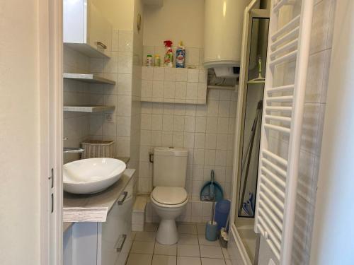une petite salle de bain avec toilettes et lavabo dans l'établissement Studio Cabine - Centre Ville, Proche Plage et Casino, Parking Sécurisé, Balcon et Équipements Complets - FR-1-319-495, à Arcachon