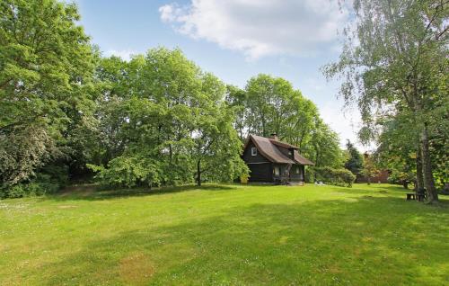 una casa en medio de un campo verde en Ferienhaus Fürstenhagen, en Fürstenhagen