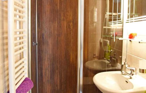 uma casa de banho com um lavatório, um WC e um espelho. em Stunning Apartment In Brotterode-trusetal With Kitchen em Brotterode