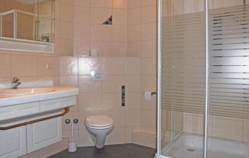 La salle de bains est pourvue d'une douche, de toilettes et d'un lavabo. dans l'établissement 1 Bedroom Nice Apartment In Kuchelmi, à Kuchelmiß