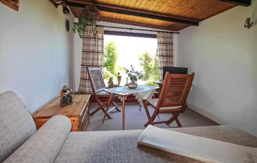 ein Wohnzimmer mit einem Sofa und einem Tisch mit Stühlen in der Unterkunft Beautiful Home In Ueckermnde Ot Bellin With Lake View in Bellin
