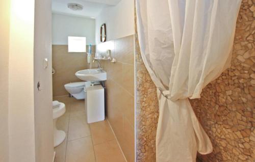 ein Bad mit einem WC und einem Duschvorhang in der Unterkunft Beautiful Home In Ueckermnde Ot Bellin With Lake View in Bellin