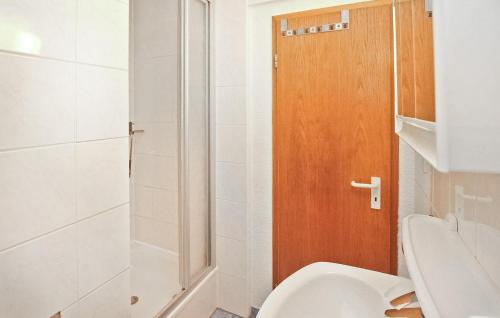 baño con aseo y puerta de madera en Awesome Apartment In Nardevitz Auf Rgen With Lake View en Vietzke