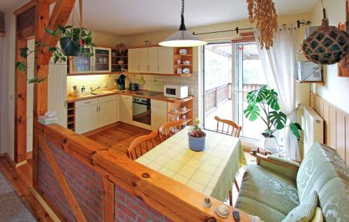 kuchnia ze stołem i kuchnia z kanapą w obiekcie Beautiful Apartment In Peenehagen With Kitchen w mieście Groß Gievitz