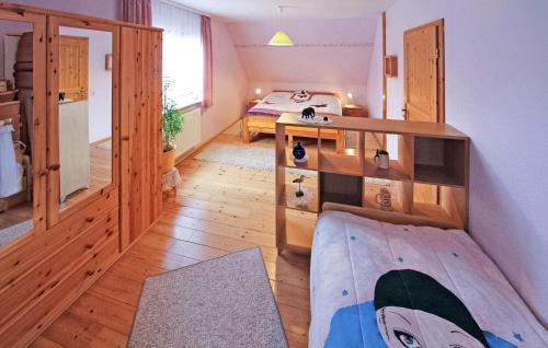 sypialnia z łóżkiem i biurkiem w pokoju w obiekcie Beautiful Apartment In Peenehagen With Kitchen w mieście Groß Gievitz