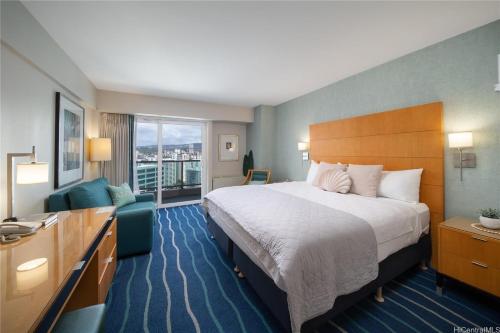 pokój hotelowy z łóżkiem i kanapą w obiekcie Ala Moana Resort 25th floor with balcony w mieście Honolulu
