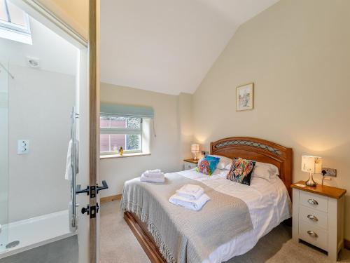 1 dormitorio con cama y ventana en The Loft-uk45061 en Tideswell