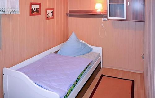 Postel nebo postele na pokoji v ubytování 2 Bedroom Cozy Home In Rheinsberg Ot Warenthi