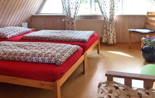 sypialnia z 2 łóżkami i oknem w obiekcie 1 Bedroom Nice Home In Pruchten w mieście Pruchten