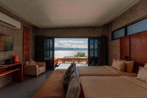 Si SawatにあるThawsi Lake Hillのベッドルーム1室(ベッド2台付)が備わり、海の景色を望めます。