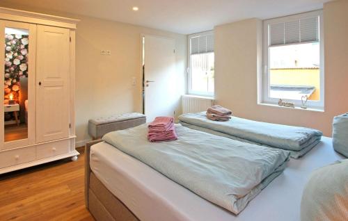 um quarto com 2 camas e toalhas em 1 Bedroom Cozy Apartment In Waren mritz em Waren