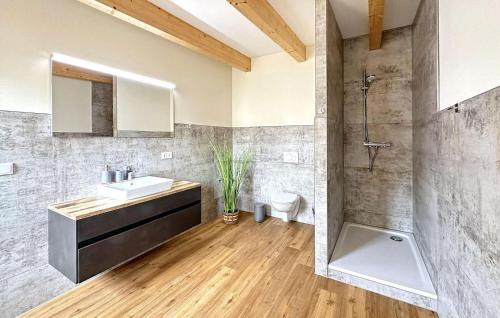 uma casa de banho com um lavatório, um chuveiro e um WC. em 1 Bedroom Cozy Apartment In Waren mritz em Waren