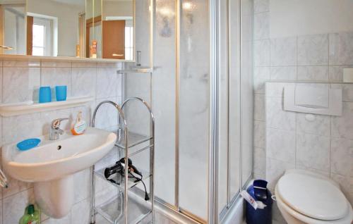y baño con ducha, lavabo y aseo. en Lovely Apartment In Klausdorf With Wifi, en Klausdorf, Mecklenburg-Vorpommern