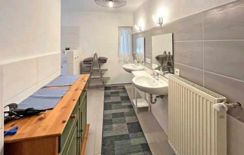 a bathroom with two sinks and a mirror at Beautiful Apartment In Eldetal Ot Wredenhagen With Wifi in Wredenhagen