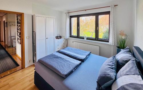 - une chambre avec un lit bleu et une fenêtre dans l'établissement Nice Home In Rbel-mritz With Kitchen, à Röbel