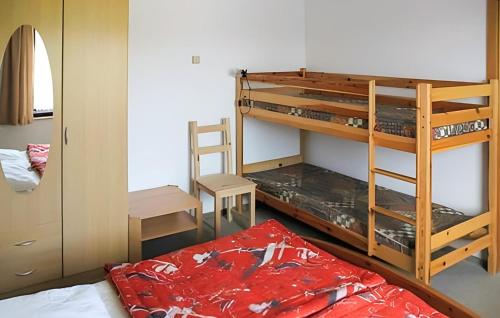 מיטה או מיטות קומותיים בחדר ב-1 Bedroom Cozy Apartment In Jennewitz