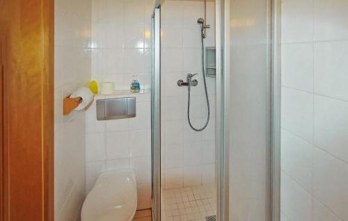 Ένα μπάνιο στο 1 Bedroom Cozy Apartment In Jennewitz