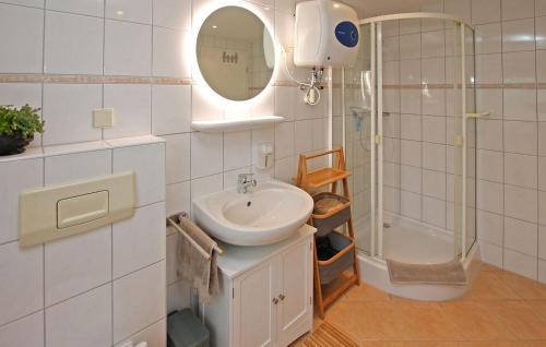 Vonios kambarys apgyvendinimo įstaigoje 1 Bedroom Stunning Home In Kummerow
