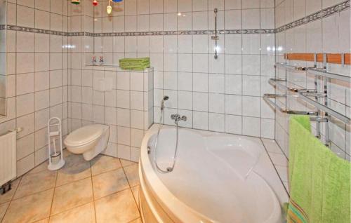a bathroom with a tub and a toilet at 2 Bedroom Gorgeous Apartment In Mirow Ot Qualzow in Qualzow
