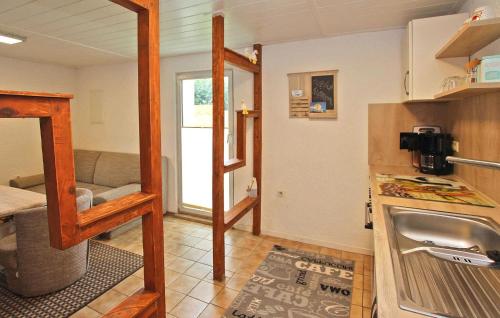 een keuken met een stapelbed en een wastafel in een kamer bij Lovely Home In Kummerow With Sauna in Kummerow