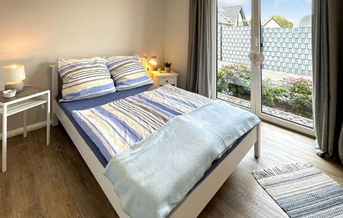 Awesome Apartment In Lubmin seebad With Wifi tesisinde bir odada yatak veya yataklar